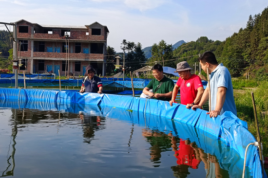 指导村民如何开展陆基圆池流水养殖罗非鱼和鲤鱼。PP电子游戏网站供图