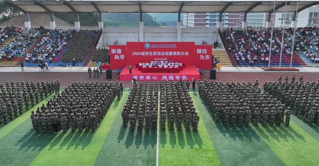 PP电子举行2024级学生军训总结表彰大会